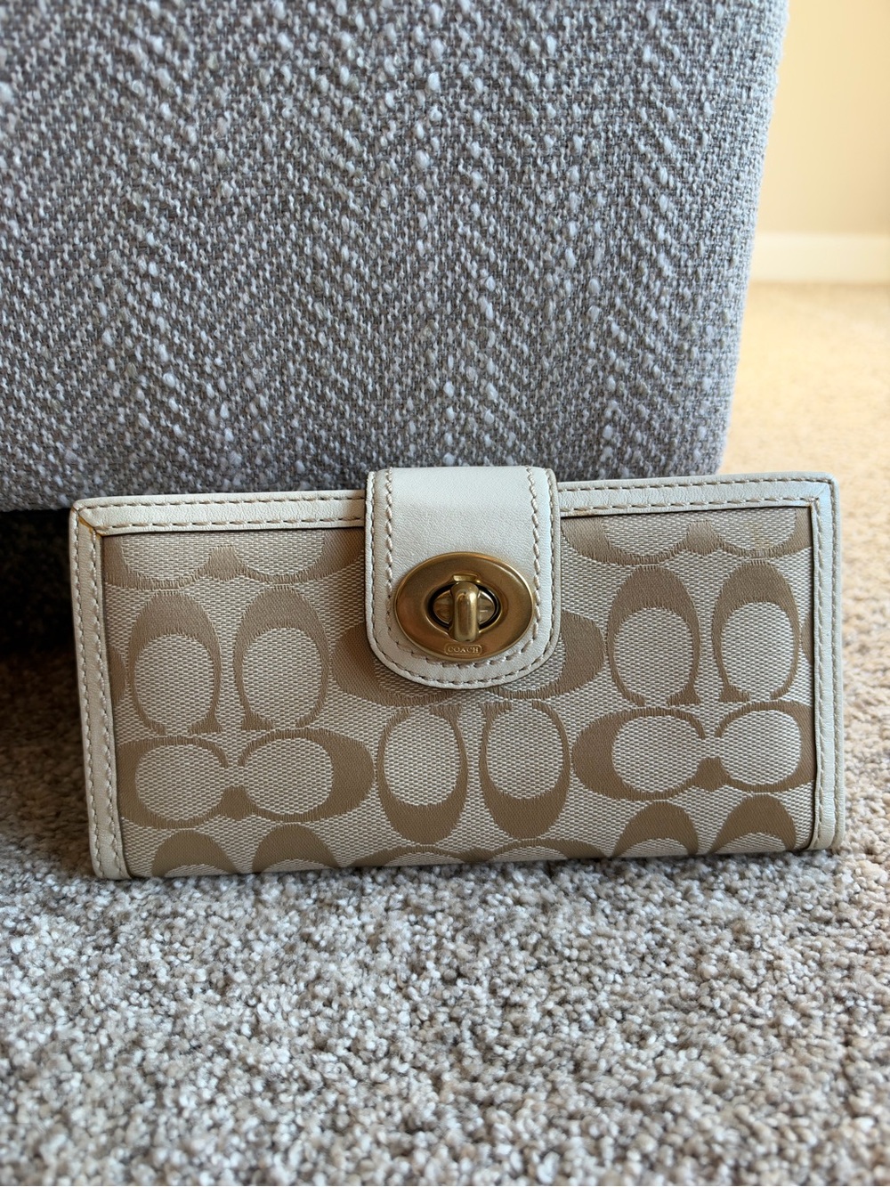 Coach Signature Turnlock Trifold Wallet – Ivory/Khaki with Pink Interior 🤍🩷
